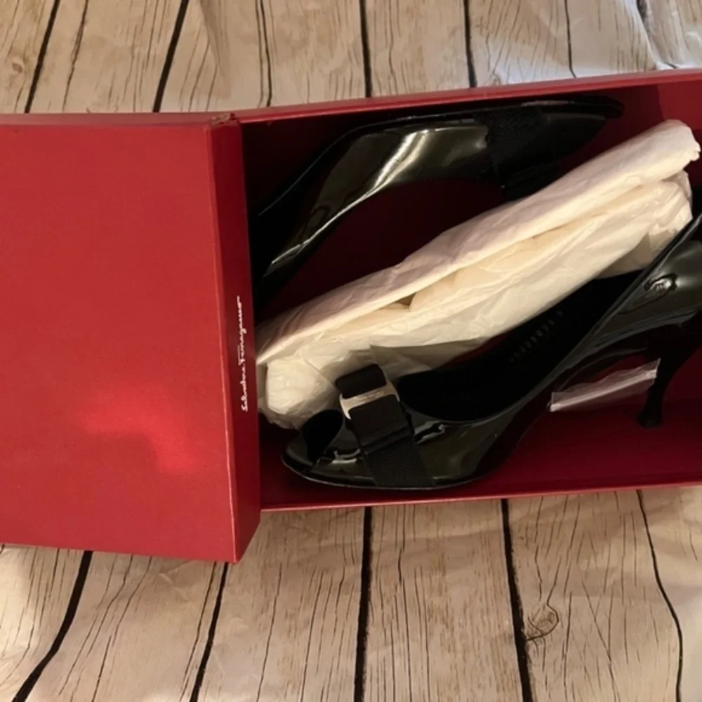 Salvatore Ferragamo Ribes 70 Vara‎ Bow Black Patent Shoes Heels Pumps 7.5 AA